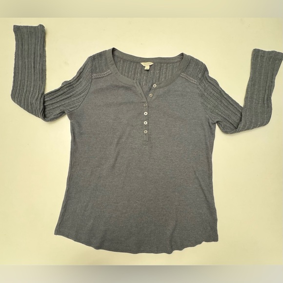 Sonoma life + style ladies large thermal Henley, top gray with crocheted sleeves - Picture 3 of 8